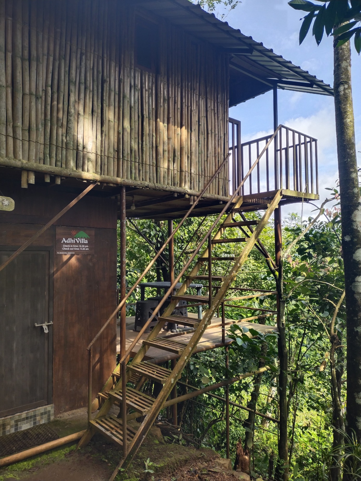 Adhi Villa treehouse